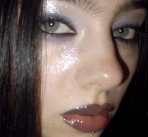 Frosty Eyeshadow 90s, Silver Aesthetic Makeup, Y2k Glam Makeup, 90s Rockstar Girlfriend Makeup, Grey Wolf Cut, Trashy 2000s Makeup, Indie Sleaze Makeup, White Eyeshadow Makeup, White Eyeshadow Looks