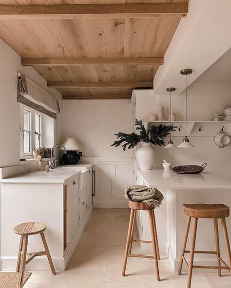 Ceiling Cladding, All White Kitchen, Kitchen Ceiling, Oak Kitchen, Cottage Kitchen, Stop Thinking, Interior Trend, Kitchen Makeover, Rustic Kitchen