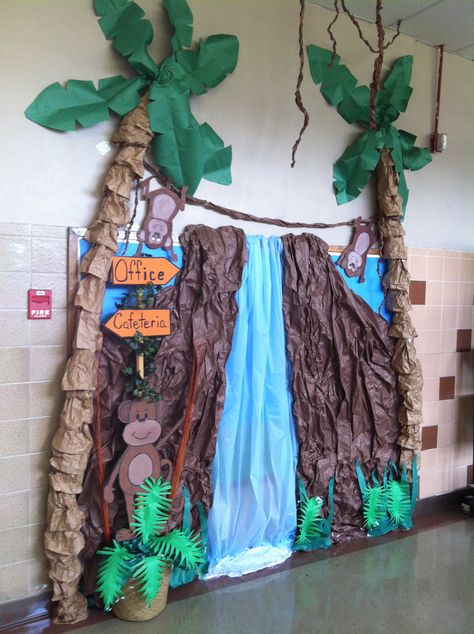 Jungle Hallway Theme, Safari School Decorations, Jungle Classroom Decor, Jungle Hallway, Safari School Theme, Jungle Theme Crafts, Jungle Theme Classroom Decorations, Jungle Theme Decorations, Vacation Bible School Themes