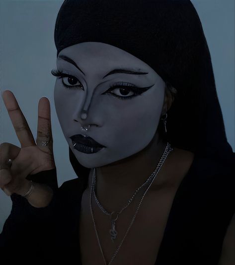 Trad Goth Pride Makeup, Trad Goth Makeup Black Women, Trade Goth Makeup, Goth Lashes, Black Trad Goth, Goth Eyeliner Designs, Trad Goth Makeup Men, White Goth Makeup, Goth Makeup Hooded Eyes