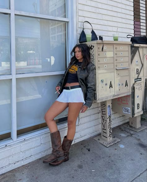 Biker Boots Outfit, Traje Cowgirl, Summer Boots Outfit, Fest Outfits, Country Concert Outfit, Looks Party, Coachella Outfit, Cowgirl Outfits, Biker Boots