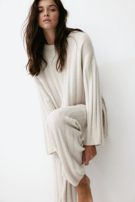 Soft  rib-knit pants in a wool blend. High waist and waistband with covered elastic and narrow ribbing. Straight legs. Beige Monochromatic Outfit, Fashion Business Plan, Simple Winter Outfits, Knit Lounge Set, Simple Wardrobe, Holiday Wishlist, Long Puffer Coat, Newborn Pics, Basic Wardrobe