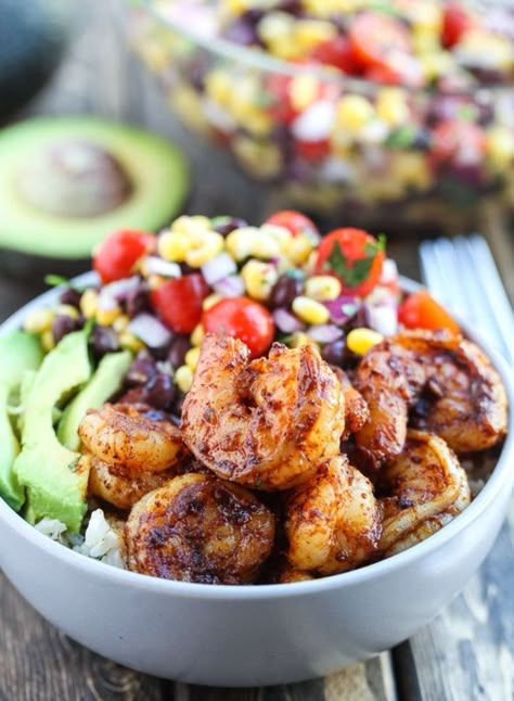 Healthy Spicy Shrimp Burrito Bowls. Need recipes and ideas for healthy dinners and meals? These are SO FAST. Made with avocado, corn, black beans, tomatoes, and serve with rice or cauliflower rice. Shrimp Burrito Bowl Recipe, Shrimp Burrito, Cilantro Recipes, Burrito Bowls Recipe, Burrito Bowls, Lime Rice, Cilantro Lime Rice, Spicy Shrimp, Shrimp Salad