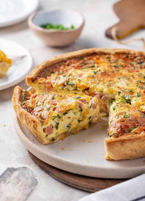 This Ham and Cheese Quiche recipe is a crowd-pleaser, whether you serve it for breakfast, brunch, or dinner. Ham Quiche Recipe, Ham And Egg Casserole, Ham Casserole Recipes, Cheese Quiche Recipe, Ham And Cheese Quiche, Ham Breakfast, Quiche Recipes Easy, Ham Casserole, Easy Ham