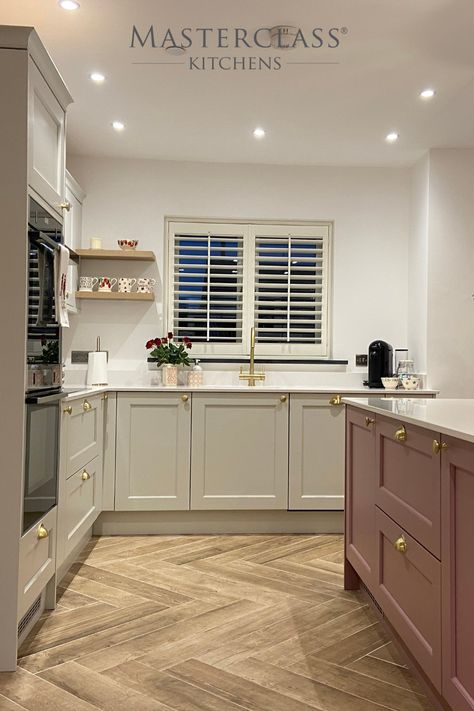 Pink Island Kitchen, Pink Beige Kitchen, Dusky Pink Kitchen, Pink And Gold Kitchen, Kitchen Design Pink, Griege Kitchens, Pink Kitchen Island, Pale Pink Kitchen, Kitchen Ideas Pink