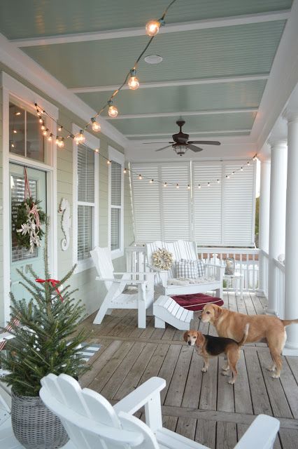 Beach Porches Coastal Cottage, Deck Beach House, Beach Style House Decor, Beach House Back Porch, Coastal Cottage Front Porch, Beach House Screened Porch, Beach House Porch Aesthetic, Bathing Suit Drying Area, Coastal Back Porch