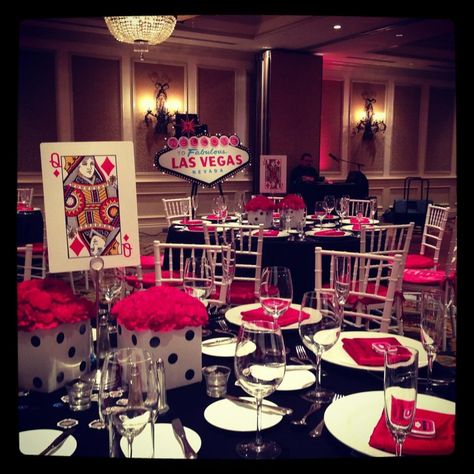 Casino Themed Centerpieces, Vegas Decorations, Las Vegas Party Decorations, Vegas Party Decorations, Vegas Prom, Party Outfit Plus Size, Las Vegas Party, Prom Themes, Casino Party Foods