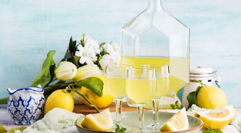 Lemon Martini, Spritz Drink, Murgh Makhani, Making Limoncello, Limoncello Recipe, Homemade Limoncello, Italian Liqueur, Top Drinks, Lemon Drink