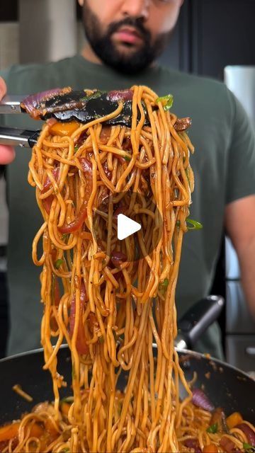 10K likes, 41 comments - amateurprochef on October 27, 2023: "Weeknite meals done in 10 minutes Ep 1 - Chow Mein Stir Fry Recipe: 3-4 bricks Chow mein noodl..." Chow Mein Stir Fry, Stir Fry Noodles Recipe, 10 Minute Meals, Chow Mein Recipe, Chow Mein Noodles, Stir Fry Recipe, Stir Fry Noodles, Onion Sauce, Sauteed Veggies