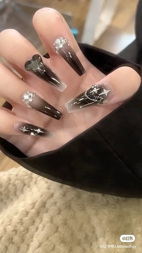 Black Jelly Nails Aesthetic, Black Xiaohongshu Nails, Korean Nail Black, Korean Nails Black And White, Black Nails Korean Style, Xiaohongshu Nails Black, Korean Nails Charms, Black Nail Art Elegant, Black Douyin Nails