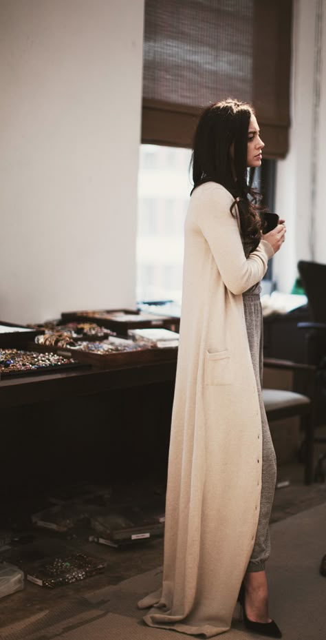 suddenly i want a floor length cardigan... i just can't wear it on the subway, cuz that would be kinda gross, lol Floor Length Cardigan, The Cardigans, Skandinavian Fashion, Maxi Cardigan, Cooler Look, Maxi Robes, Looks Chic, Mode Inspiration, Long Cardigan