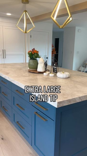 ▫️Kara | Big Willow Home on Instagram: "If you’ve ever dreamed of an extra large island, I have one major tip!! Try to plan for a 10 x 5 if it will fit in your space. This is generally the largest slab comes, which means you won’t have any seams 🙌🏻. Obviously your size will sometimes decide for you, but I know when we were trying to do an extra large island for entertaining this was an easy dimension to follow! Let me know if you would love an extra large island in your home?  #utahhomes #kitchendesign #kitchenisland #homeremodel #homerenovation #newbuildtips" Kitchen Island Large With Seating, 8 Foot Kitchen Island, Big Kitchen Island With Seating, 10 Foot Kitchen Island, Big Island Kitchen, Large Kitchen Island Designs, Large Kitchen Island With Seating, Modern Kitchen Tile Floor, Modern Kitchen Flooring