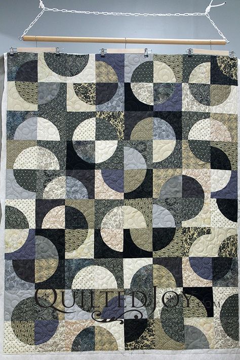 Lots and Lots of Quarter Circles! Quilt Trends, Circles Quilt, Circle Quilt Patterns, Edge To Edge Quilting, Drunkards Path Quilt, Black And White Quilts, Circle Quilts, Quilt Block Patterns Free, White Quilts