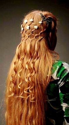 5 Lord of Rings hairstyle - Fashion's Girl Waterfall Curls, Fairy Hairstyles, Hair Fairy, Historical Hairstyles, Medieval Hairstyles, Fairy Hair, Flowers In Her Hair, Long Red Hair, Fantasy Hair