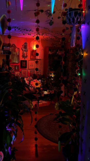 Things To Have In Your Room, Room Ideas Maximalist, Maximalist Decor Bedroom, Maximalism Room, Maximalist Bedrooms, Maximalist Room Decor, Maximalist House, Room Aesthetic Decor, Maximalist Room