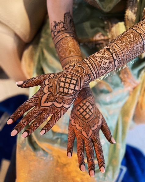 Happy Mehndi Monday!! Bridal Henna by @sonias_henna_art #torontoHenna #hennadesign #bridalhennadesigns #torontoweddingphotographer #bridalhenna #torontohennaartist #toronto_insta #bridal #hennainspire #sajni #hennadesign #mehndidesign #mehndiart Bridal Mehandi For Engagement, Hindu Bride Mehandi Designs, Mehandi Designs Engagement, Henna Designs Bride, Hindu Bridal Mehndi Designs, Bridal Mehendi Designs Latest, Bride Mehndi Designs, Latest Bridal Mehndi Designs Weddings, Desi Mehndi