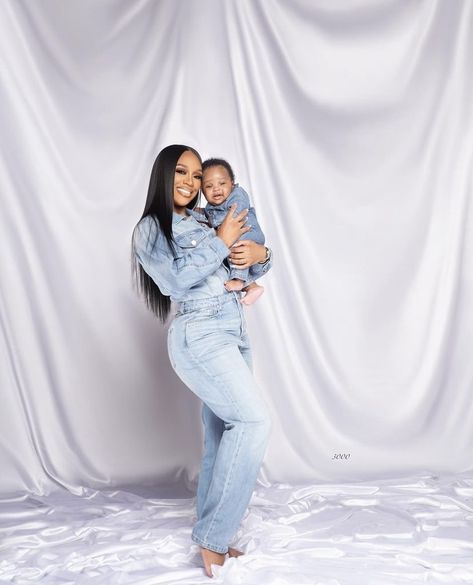 Mommy And Me Denim Photo Shoot, Denim Photoshoot Family, Mommy Son Photoshoot, Pregnancy Slay, Mommy Daughter Photoshoot, Son Photo Ideas, Denim Photoshoot, Indoor Photoshoot, Daughter Photoshoot