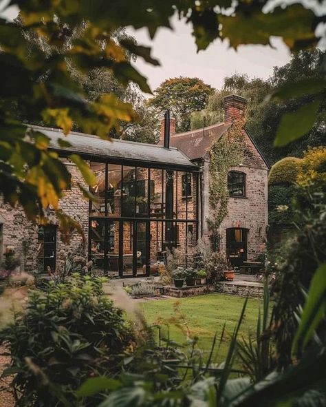 Industrial Tiny House, Industrial Exterior Design, Industrial Cabin, Industrial Cottage, Industrial House Exterior, Industrial Exterior, Black Cottage, Barn House Design, Greenhouse Shed