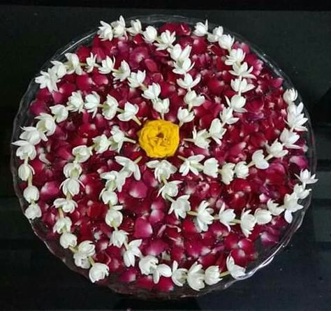 Onam Decoration Ideas, Onam Decoration, Floral Rangoli, Arti Thali Decoration, Arti Thali, Aarti Thali, Home Flower Decor, Thali Decoration Ideas, Thali Decoration