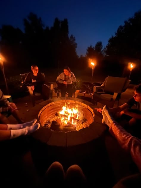 Friends Campfire Aesthetic, Bonfire Pit Aesthetic, Smores Aesthetics Campfire, Smores Outside Fire Pits, Backyard Campfire Aesthetic, Fire Pit Instagram Pictures, Fire Pit Hangout, Aesthetic Bonfire Pictures, Friends Around Campfire