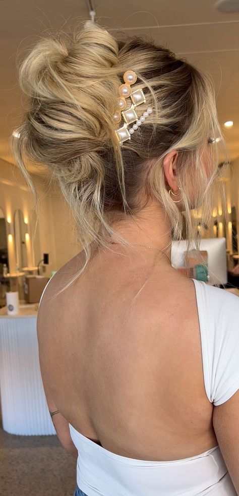 Chic Updos To Elevate Your Hair Game : Textured Mini Chignon with Pearl Clips Pearl Hair Clip Hairstyles Wedding, Chic Updo Hairstyles, Updo Simple, Pearl Clips, Updo Chignon, Chic Updo, High Updo, Simple Updo, Ponytail Updo