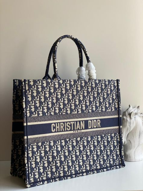 Black Christian Dior Bag, Dior Big Bags, Sac Christian Dior, Blue Christian Dior Bag, Christian Dior Bag Totes, Christian Dior Clothes, Christian Dior Bag Outfit, Blue Dior Bag, Dior Box Bag