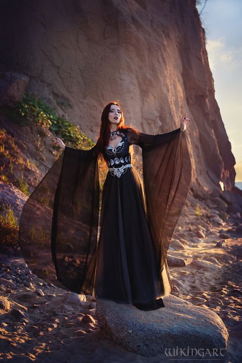 Pagan Bridesmaid Dresses, Cosplay Witch Costume, Pagan Wedding Dress Celtic, Viking Themed Wedding Dress, Viking Bridesmaid Dresses, Silver Dress Wedding, Fantasy Gowns Warriors, Viking Bride, Priestess Costume