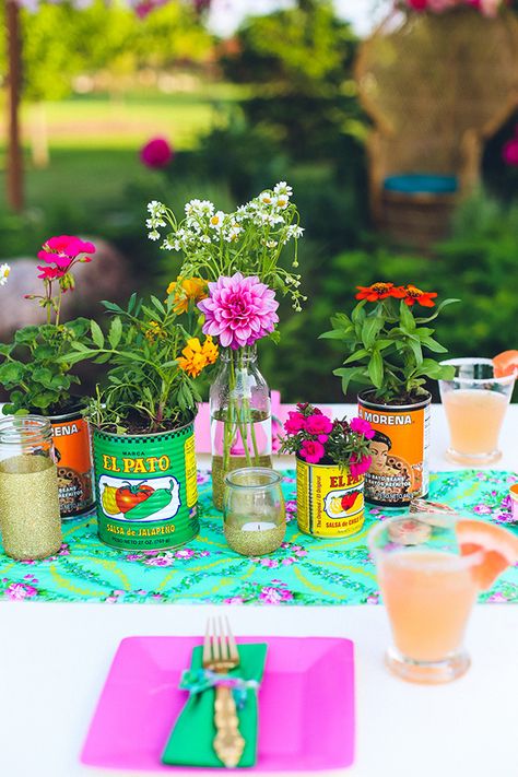 Mexican Chic Decor, Latin Themed Party Decor, Mexican Hens Party, Margarita Party Ideas Decorations, Fiesta Theme Table Decor, Chic Mexican Fiesta, Taco And Margarita Party, Chic Fiesta Theme Party, Mexican Garden Party