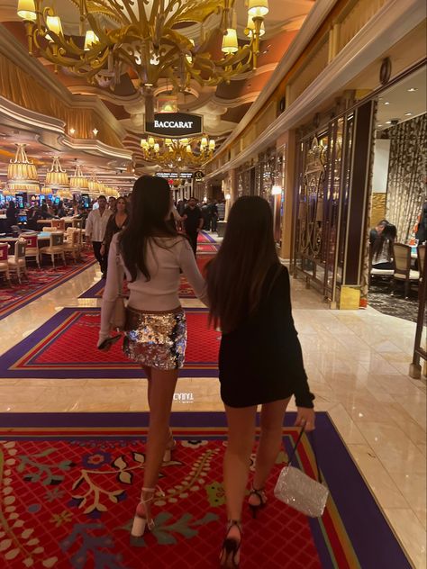 Las Vegas Couples Outfit, Casino Photo Ideas, Vegas Vibes Outfits, Vegas Photo Inspiration, Vegas Photo Ideas Friends, What Happens In Vegas Stays In Vegas, 21 Birthday Vegas, Las Vegas Friends Aesthetic, Las Vegas Party Aesthetic