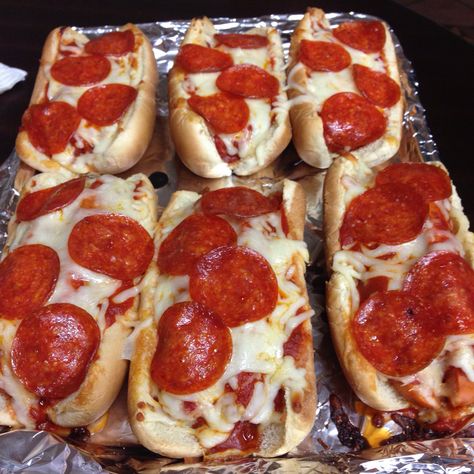 Hot Dog With Cheese, Pizza Hot Dogs, Hot Dogs Negocio Ideas, Pizza Dogs, Cheese Pasta Sauce, Hot Dog Pizza, Pizza Dog, Pepperoni Recipes, Pizza Subs