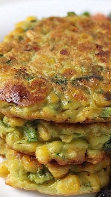 Avocado Fritters, Overripe Avocado, Vegeterian Recipes, Corn Fritters, Potato Pancakes, Veggie Dishes, Meat Dishes, Vegetable Dishes, Vegetarian Dishes