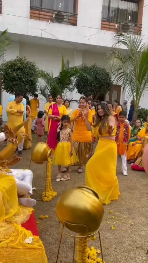 Pasupu Decor, Haldi Reels, Haldi Songs, Shadi Mubarak, Haldi Poses For Bride, Bride Haldi, Indian Wedding Songs, Baby Clothes Country, Simple Dance