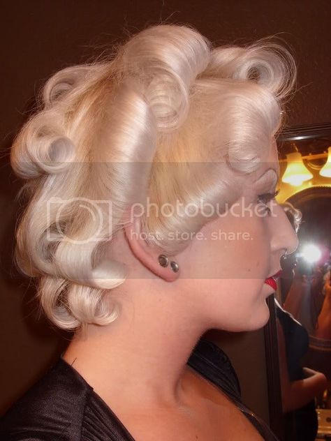 Marilyn Monroe Hair Roller Pattern, Marilyn Monroe Style Hair, Marilyn Monroe Curly Hair, Marilyn Monroe Bob Hair, How To Style Marilyn Monroe Hair, Marilyn Monroe Roller Set Pattern, How To Style Hair Like Marilyn Monroe, How To Do Marilyn Monroe Hair Tutorials, Modern Marilyn Monroe Hair