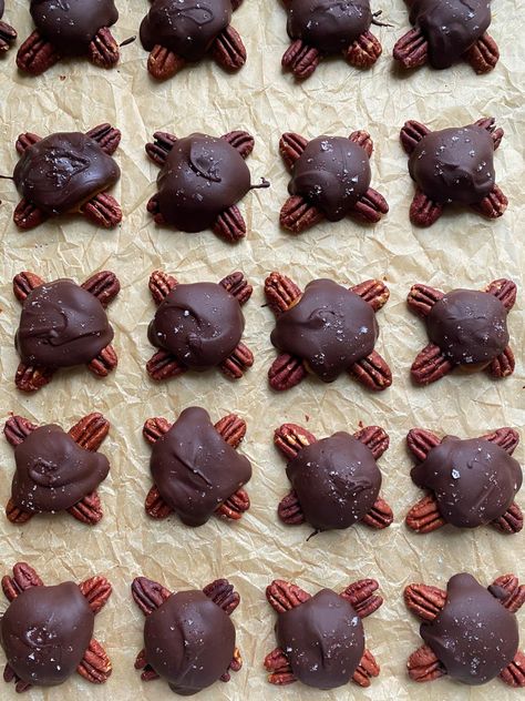 Dark Chocolate Turtles Dark Chocolate Turtles Recipe, Chocolate Turtle Candy Recipe, Chocolate Turtles Recipe, Dark Chocolate Turtles, Make Your Own Caramel, Turtles Recipe, Turtle Dessert, Turtle Recipe, Christmas Candy Homemade