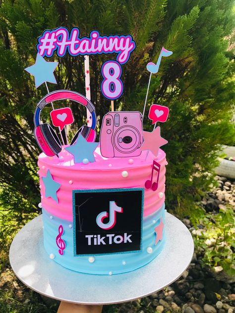 Tik Tok Parties, Tik Tok Theme Cake, Tiktok Cakes Ideas, Tik Tok Cake Ideas, Tiktok Cake Ideas, Tik Tok Birthday Cake, Bolo Tik Tok, Tik Tok Cake, Tik Tok Party