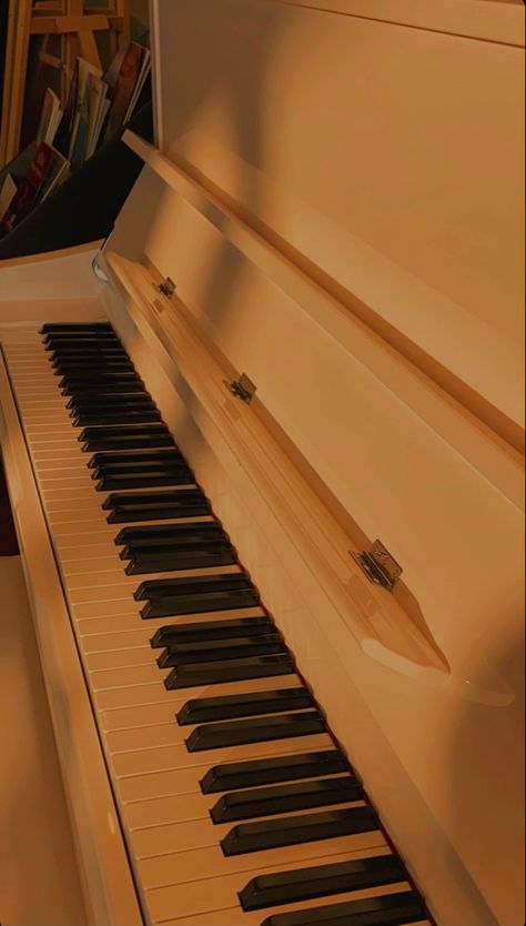 a yamaha piano, with a golden lightning, kind of aesthetic Beige Piano Aesthetic, Piano Brown Aesthetic, Yellow Piano Aesthetic, Orange Piano Aesthetic, Piano Aesthetic Wallpaper, Orange Piano, Golden Hour Piano, Aesthetic Piano, Piano Wallpaper