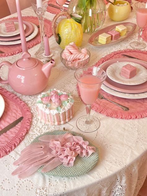 Pink Aesthetic Pictures, Heart Cake Designs, Vintage Cake Decorating, Vintage Heart Cake, Pink Tea Party, Pink Plates, Picnic Inspiration, Princess Tea Party, Vintage Cake Stands