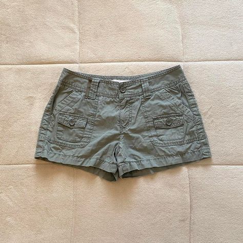 Low Rise Shorts Outfits, Cargo Shorts Outfits Women, Low Rise Grunge, Cargo Shorts Outfit, Y2k Outfits Aesthetic, Shorts Aesthetic, Shorts Outfits Women, Y2k Shorts, Y2k Outfits