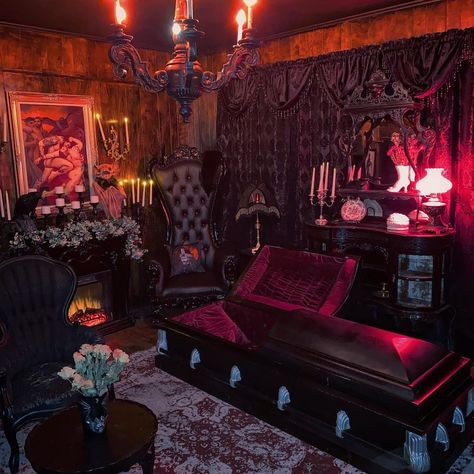 Goth Room Ideas, Horror Bedroom, Vampire Room, Gothic Bedroom Ideas, Baroque Bed, Vampire House, Gothic Decor Bedroom, Goth Bedroom, Rococo Furniture