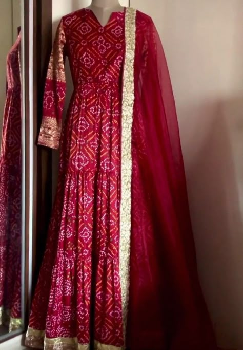 Bandini Dress Patterns, Bandini Suit Design, Bandhini Outfit Ideas, Bandhani Long Dress, Red Bandhani Anarkali Dress, Red Chundri Dresses Ideas, Chunari Dress Designs, Bandhej Gown Designs, Chunari Suit Designs