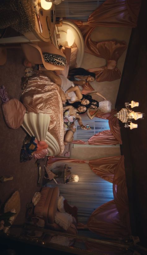 Kali Uchis Aesthetic Room, Moonlight Kali Uchis Aesthetic, Kali Uchis Bedroom, Kali Uchis Moonlight Music Video, Kali Uchis Colombia, Kali Uchis Computer Wallpaper, Kali Uchis Macbook Wallpaper, Fue Mejor Kali Uchis Sza Wallpaper, Kali Uchis Collage