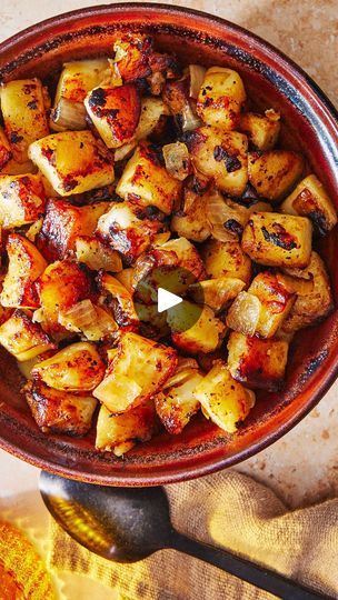 231K views · 18K reactions | So simple, so good ☺️ Visit the link in our profile to save our written recipe for Fried Potatoes And Onions! | Southern Living | southernlivingmag · Original audio Sliced Fried Potatoes, Fried Potatoes And Onions, Fried Onions Recipe, Allergy Diet, Perfect Potatoes, Pan Fried Potatoes, Potatoes And Onions, Cooking Breakfast, Soul Food Dinner