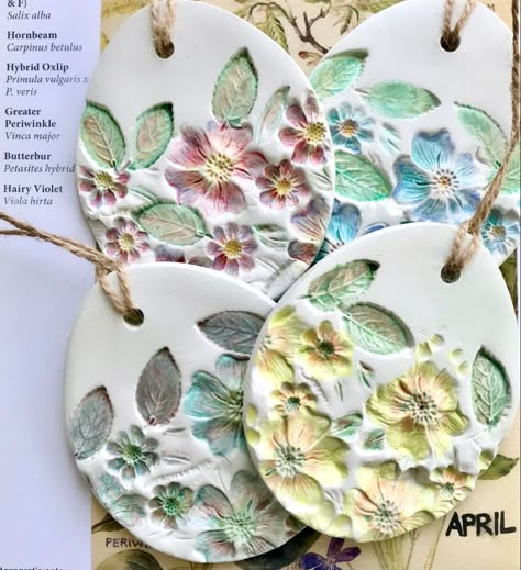 Easter Pottery, Diy Air Dry Clay, Easy Easter Decorations, Spring Decorations, Air Dry Clay Projects, Office Decorations, Ideas For Easter Decorations, Clay Crafts Air Dry, Ideas For Easter