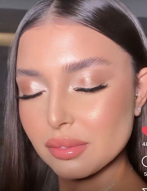 Soft Glam Rose Gold Makeup, Simple Shimmery Eye Makeup, Eye Makeup For Beige Dress, Soft Pink Glam Makeup Looks, Light Pink Hoco Makeup, Hoco Makeup Ideas Pink, Light Shimmery Eye Makeup, Makeup For Pink Prom Dress, Shimmery Eye Makeup Natural