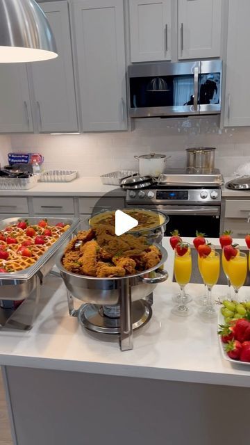 Private Chef & Catering. on Instagram: "BRUNCH 🥂🍗🧇 - BOOK @thecheftay" Easy Party Brunch Food, Bunch Ideas Lunch, Cabin Brunch Ideas, Breakfast Buffet Set Up Ideas, Food For Entertaining Friends, Thanksgiving Food Display Buffet Tables, Thanksgiving Catering Display, Brunchmas Ideas, Birthday Party Breakfast Ideas