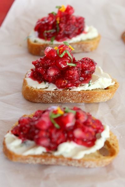 Cranberry Pomegranate Bruschetta Recipe Christmas Dinner Recipes Easy, Cranberry Pomegranate, Easy Christmas Dinner, Cranberry Salad, Cherry Recipes, Christmas Food Dinner, Toasted Walnuts, Dessert Ideas, Goat Cheese