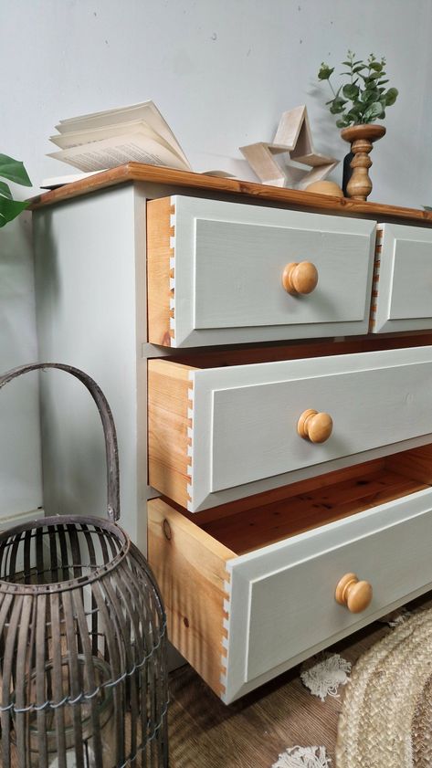 Pine Drawers Makeover, Pine Green Bedroom, Kitchen Hacienda Style, Chest Of Drawers Upcycle, Painted Pine Furniture, Hacienda Style Kitchen, Mexican Style Kitchens, Chest Of Drawers Makeover, Spanish Style Kitchen