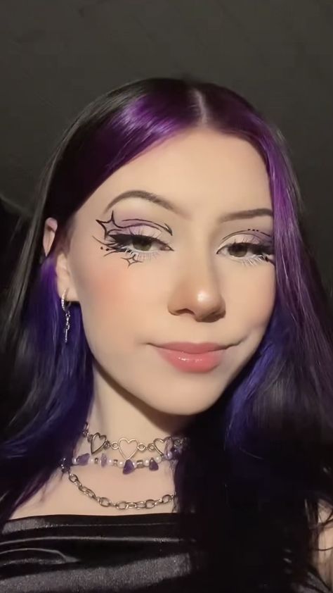 aesthetic eyeliner look with purple eyeshadow Purple Alt Makeup Looks, Egirl Purple Hair, Purple Egirl Hair, Black And Purple Eyeliner, Dark Purple Makeup Ideas, Purple Emo Makeup, Black Purple Makeup, Purple Egirl Makeup, Purple Eyeshadow Aesthetic