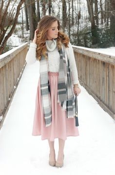 Pink Turtleneck Outfit, Light Pink Turtleneck, Ingenue Style, Ingenue Essence, Red Lace Skirt, Light Pink Skirt, Pink Turtleneck, Red Turtleneck Sweater, Trendy Christmas Outfits