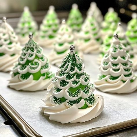 Meringue Christmas Tree Cookies, Tree Meringue Cookies, Meringue Trees, Tree Meringue, Christmas Meringue, Mini Pastries, Macaroon Recipes, Christmas Tree Cookies, Meringue Cookies